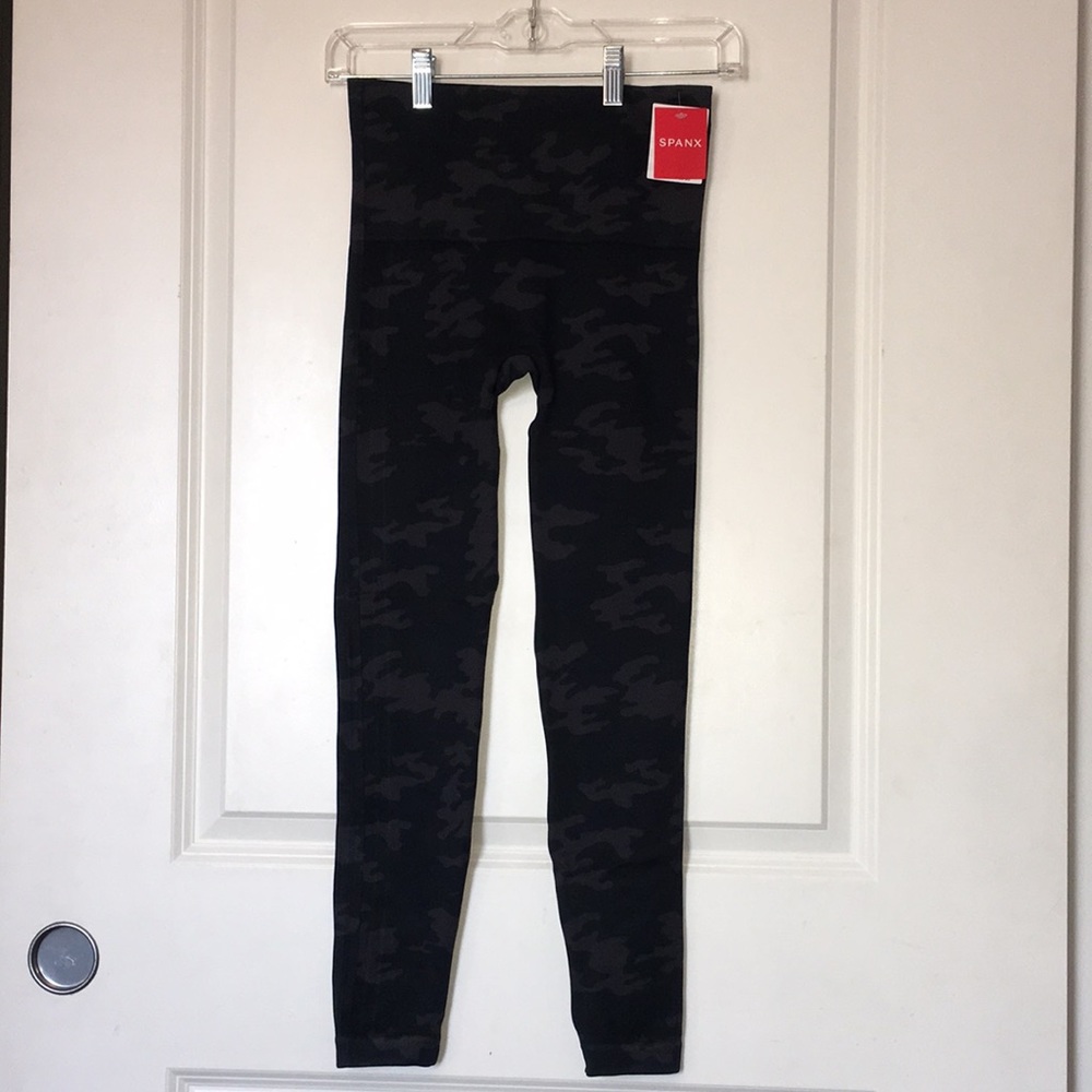 Spanx Look at Me Now Seamless Leggings Black Camo Size Medium NWT